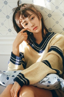 老头边吃奶边弄进去呻吟